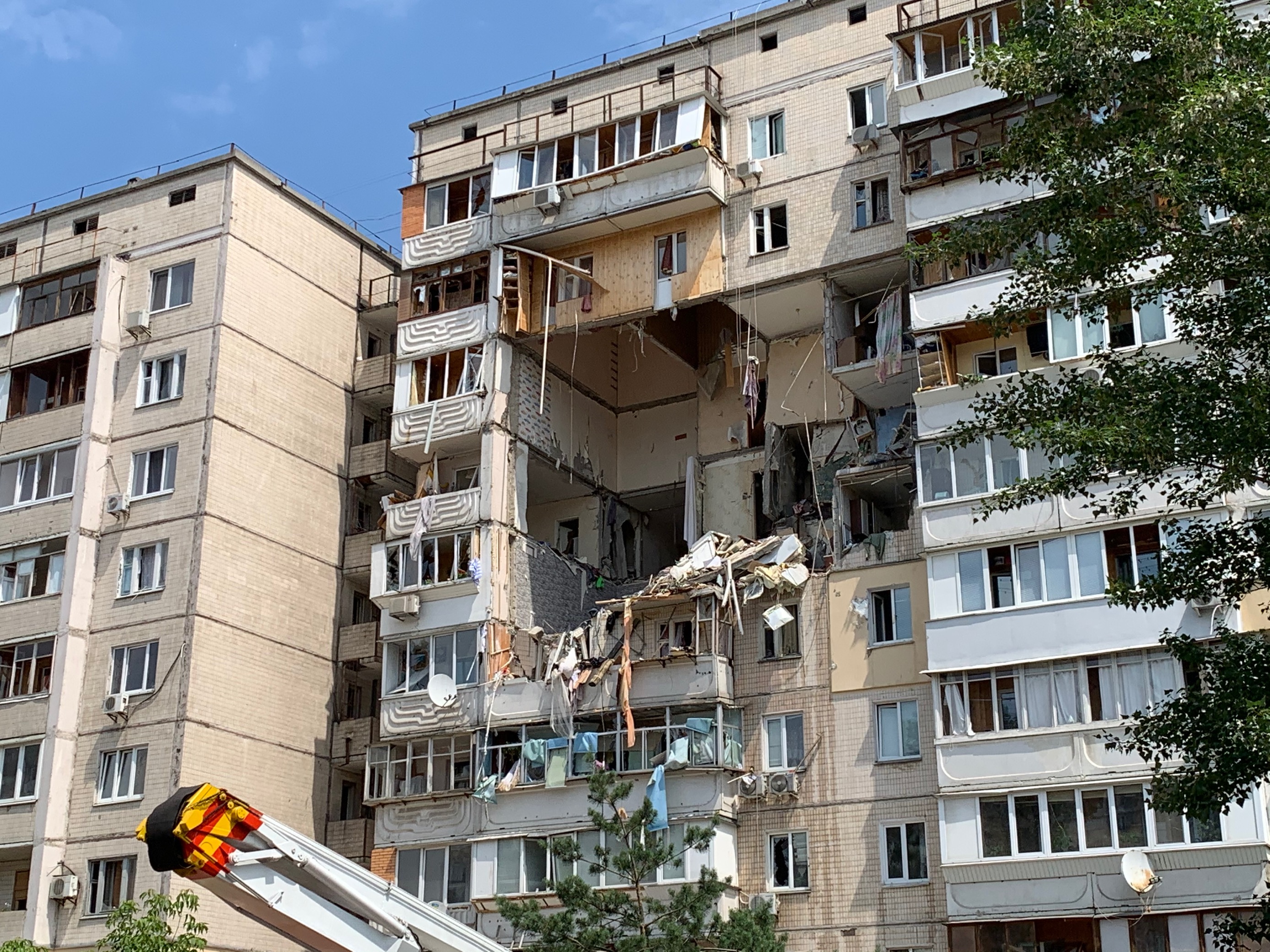 Помощь пострадавшим от взрыва многоэтажки в Киеве